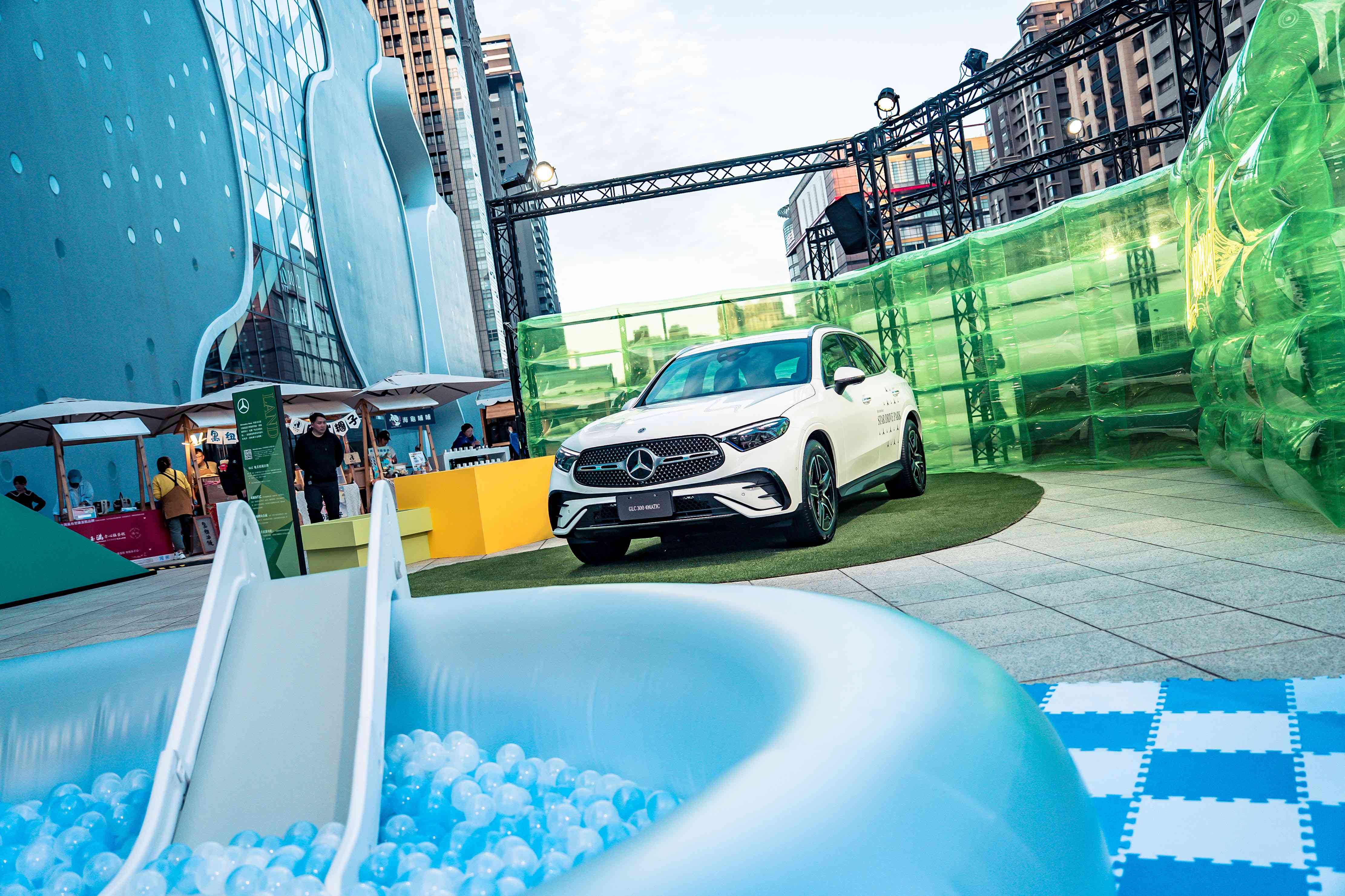 圖3、三大主題區域以多元互動裝置與體驗關卡，帶你認識 Mercedes-Benz 的創新科技